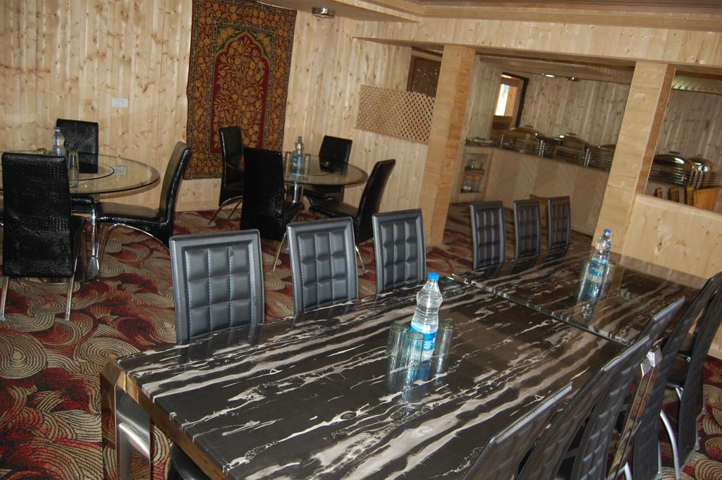 Hotel Zahgeer Continental Gulmarg Rum bild