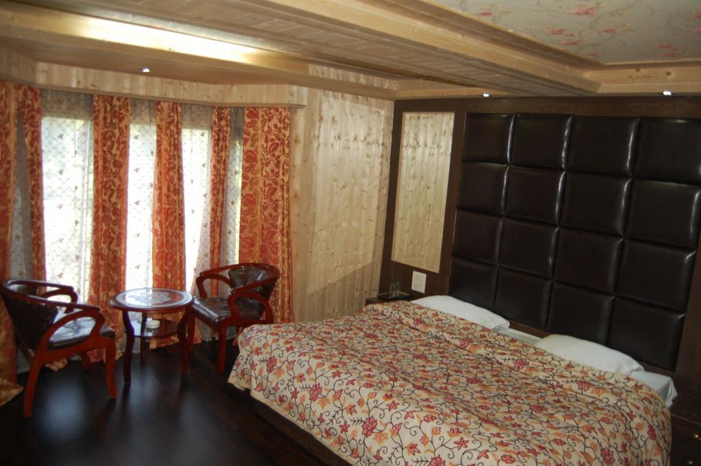 Hotel Zahgeer Continental Gulmarg Rum bild